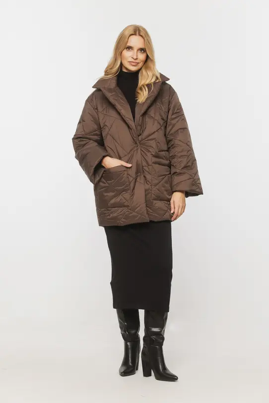 Pikowana brązowa kurtka z wykładanym kołnierzem