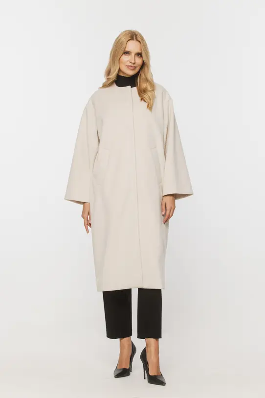 Kremowy płaszcz z kieszeniami zapinany na napy